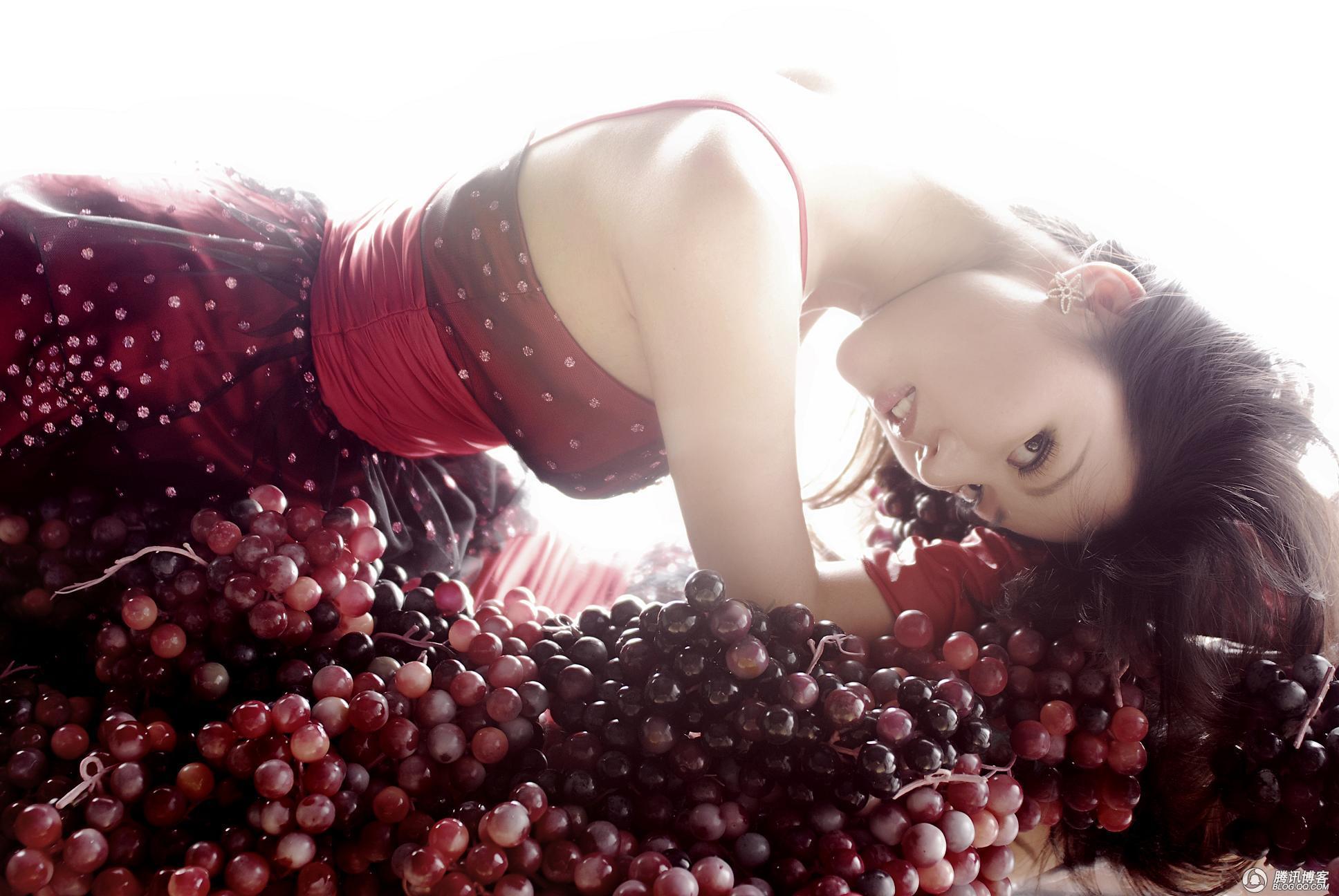 Девушка есть виноград. Женщина с фруктами. Фотосессия с виноградом. Красивые девушки с фруктами. Девушка с ягодами.